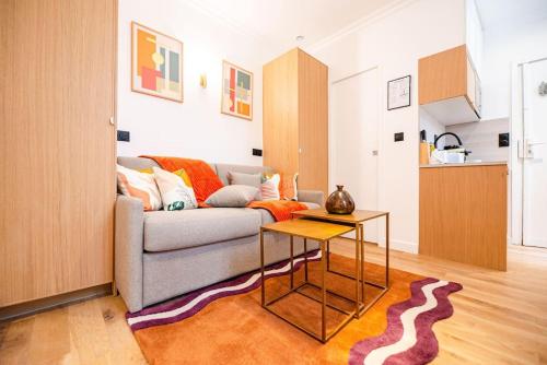 un salon avec un canapé et une table dans l'établissement Exposition - Eiffel tower, à Paris