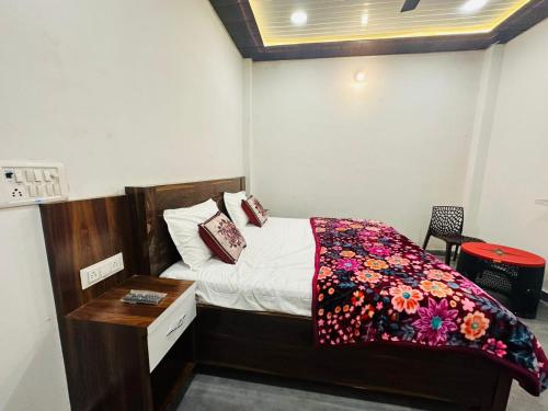 Postel nebo postele na pokoji v ubytování Goroomgo The Ram Krishna Palace Ayodhya - Luxury Room