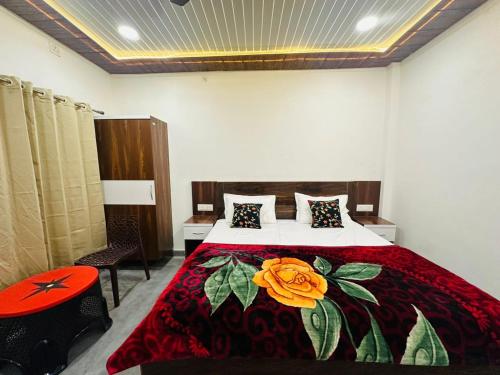 um quarto com uma cama grande e um cobertor vermelho em Goroomgo The Ram Krishna Palace Ayodhya - Luxury Room em Ayodhya