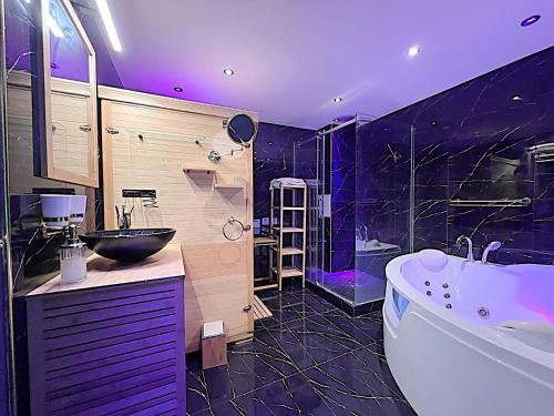 une grande salle de bain avec une baignoire et un lavabo dans l'établissement Penthouse Luxury Appartement SPA Sauna, à Garches