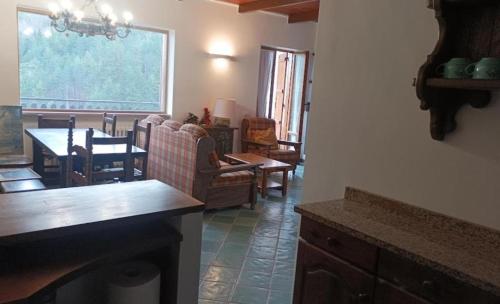 een woonkamer met een tafel en een eetkamer bij Villetta del Prato in Roccaraso