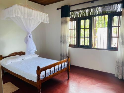 Un dormitorio con una cama en una habitación con ventanas. en Heights Retreat - Galle, en Galle