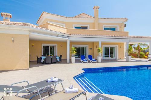 een villa met een zwembad en een huis bij Villa Esplendida by Abahana Villas in Calpe