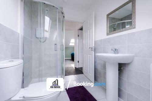 y baño con ducha, aseo y lavamanos. en 4 Bedroom House Free Parking By NYOS PROPERTIES Short Lets & Serviced Accommodation Manchester, en Mánchester