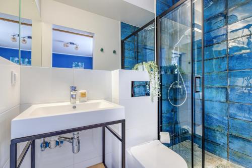 a bathroom with a sink and a shower at KEJB Chałupy in Chałupy