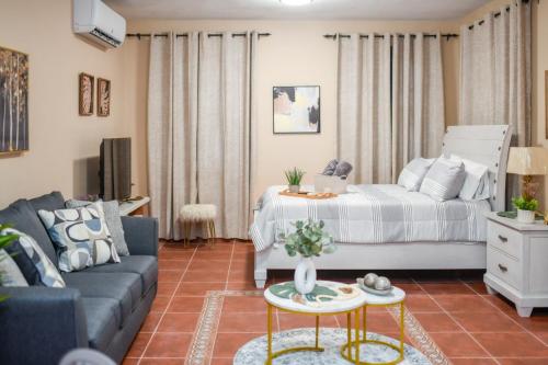 ein Wohnzimmer mit einem Bett und einem Sofa in der Unterkunft Casa de Campo Vista Hermosa in Lares