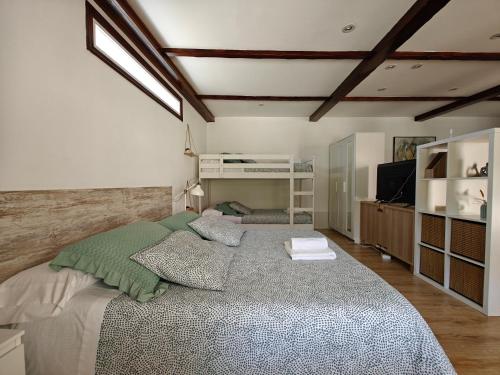 1 dormitorio con 1 cama grande en una habitación en A Casa do Choco, en Redondela