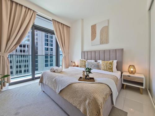 1 dormitorio con cama grande y ventana grande en Luxury 3 Bed Mayfair Apartment, en Londres