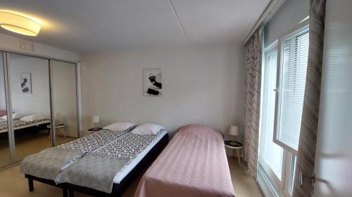 Katil atau katil-katil dalam bilik di Top apartment in the best location in town and free parking Kotimaailma Apartments
