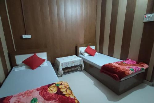 Lova arba lovos apgyvendinimo įstaigoje Goroomgo Hotel Kashi Nest Varanasi - A Peacefull Stay & Parking Facilities