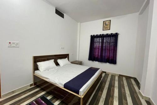 Rúm í herbergi á Goroomgo Hotel Kashi Nest Varanasi - A Peacefull Stay & Parking Facilities