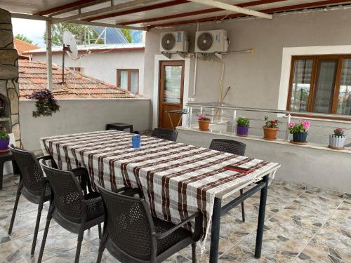 een tafel en stoelen op een patio bij Gökçen Home in Pamukkale
