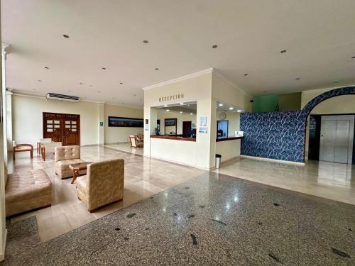 un ampio soggiorno con divano e tavolo di Hotel Maria Gloria a Villavicencio