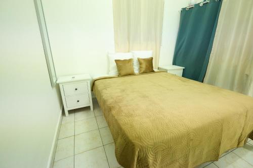 - une petite chambre avec un lit et une fenêtre dans l'établissement Villa Serenity, au Gosier