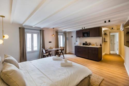 une chambre avec un grand lit et une cuisine dans l'établissement Luxury suite Forville - Cannes center, à Cannes