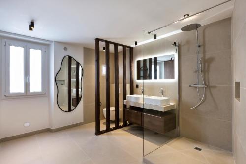 une salle de bain avec une douche, un lavabo et un miroir dans l'établissement Luxury suite Forville - Cannes center, à Cannes