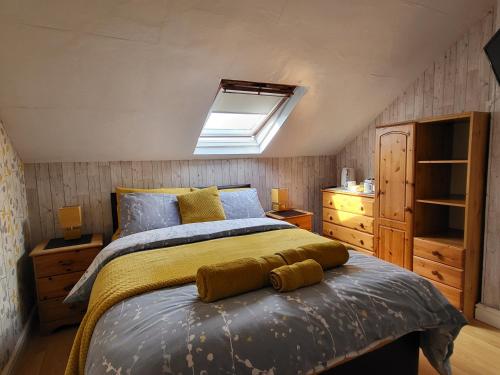 Una cama o camas en una habitación de Daffodil Guest House