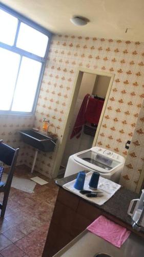 a bathroom with a sink and a mirror at Vista para o Parque Moscoso in Vitória