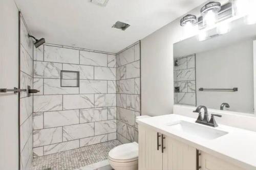 uma casa de banho com um lavatório, um WC e um chuveiro em Windsor Park House em Indianápolis