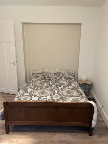 une chambre avec un lit avec une couette dessus dans l'établissement Magnifique appartement Brest, à Brest