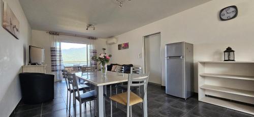 Η κουζίνα ή μικρή κουζίνα στο Appartement T3 central vue mer - Mare e Monti D12