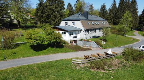 - une vue aérienne sur une grande maison blanche avec une route dans l'établissement Ferienhaus Vier Jahreszeiten, à Frauenwald