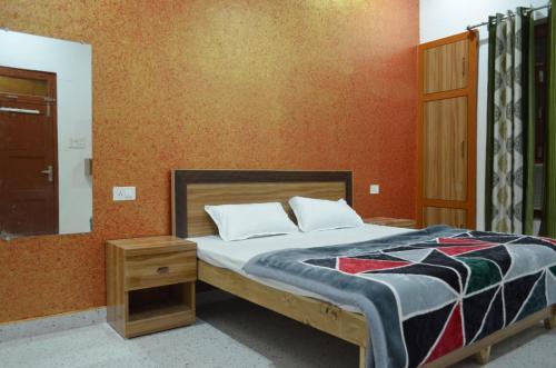 Ένα ή περισσότερα κρεβάτια σε δωμάτιο στο Anand Palace Homestay