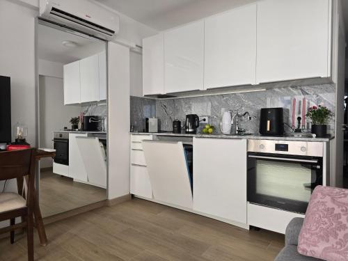 a white kitchen with white cabinets and appliances at Apartamento Mar y Paz 15 in Calpe