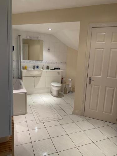 ein weißes Bad mit einem WC und einem Waschbecken in der Unterkunft Mill Place in Wraysbury