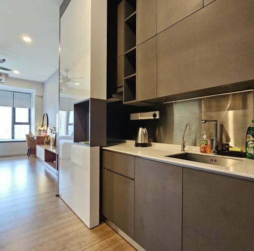 una cucina con lavandino e piano di lavoro di Stylish Ceylonz Suite near Bukit Bintang 4pax a Kuala Lumpur