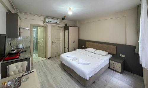イスタンブールにあるDizayn Otelの小さなベッドルーム(ベッド1台、バスルーム付)