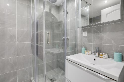 une salle de bain avec douche et lavabo dans l'établissement Imhost 9 - lovely Studio Paris, Montorgueil/Marais, à Paris
