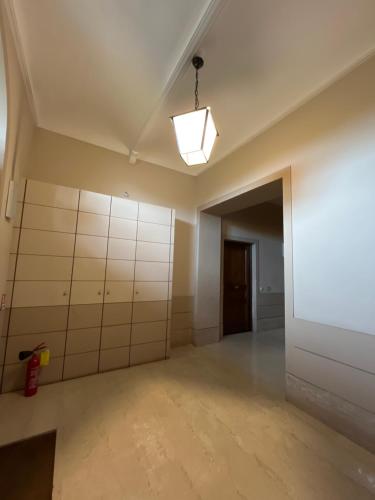 pusty pokój z dużą białą ścianą w obiekcie HOTEL Villa Bertone w Rzymie