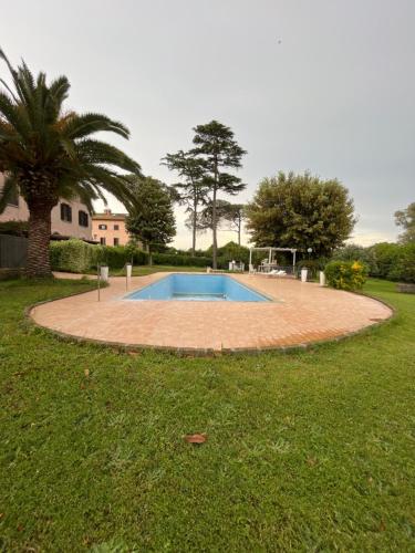 uma piscina no meio de um quintal em HOTEL Villa Bertone em Roma