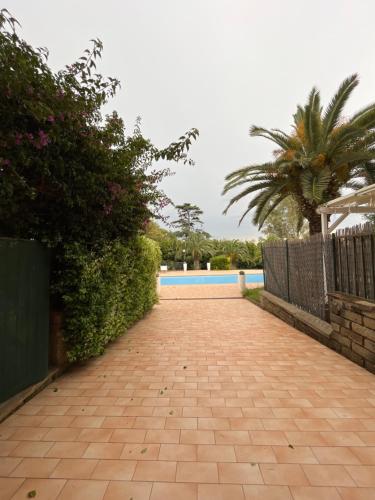 uma passagem de tijolos que leva a uma piscina em HOTEL Villa Bertone em Roma