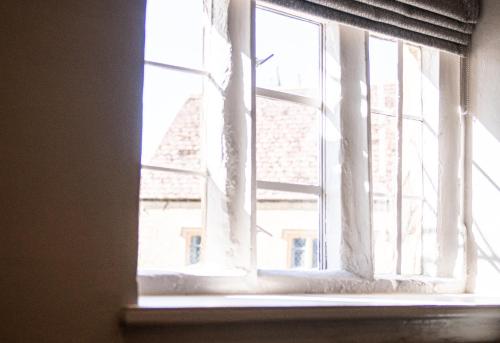 uma janela aberta com vista para um edifício em The Fox & Hounds Inn em Dorchester