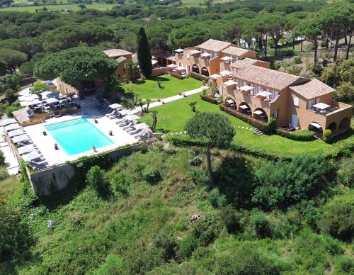 - une vue aérienne sur une maison avec une piscine dans l'établissement Hôtel les Bouis - Vue mer, à Saint-Tropez
