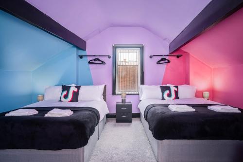 Gulta vai gultas numurā naktsmītnē Social Media Adventure - 3 Bedroom - City Centre - Doncaster