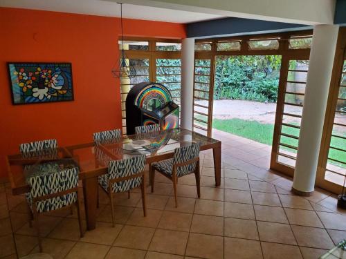 ein Esszimmer mit einem Holztisch und Stühlen in der Unterkunft Casa 11 in Campinas