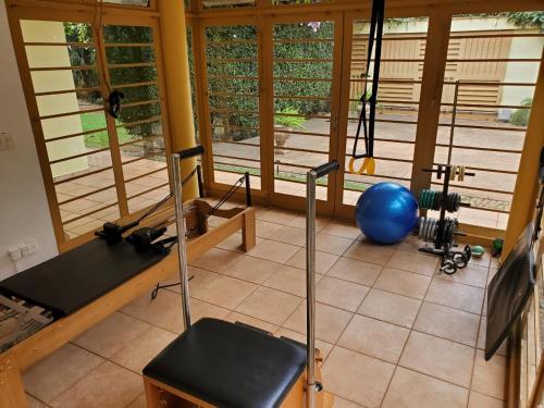 um quarto com um ginásio com uma passadeira e uma bola em Casa 11 em Campinas