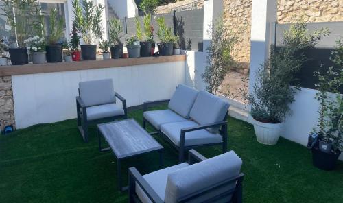 une terrasse avec 2 chaises et une table andotique dans l'établissement le roche-terrail, à Marseille