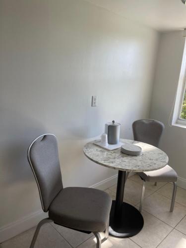een tafel en stoelen in een kamer met een tafel en stoelen bij Beach Place Hotel in Miami Beach