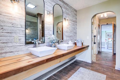 Ένα μπάνιο στο Waterfront Nekoosa Home with Dock, Views and More!