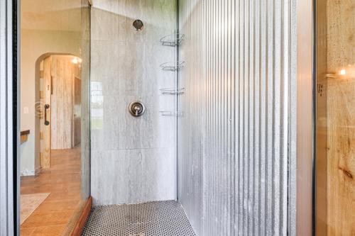 Ένα μπάνιο στο Waterfront Nekoosa Home with Dock, Views and More!