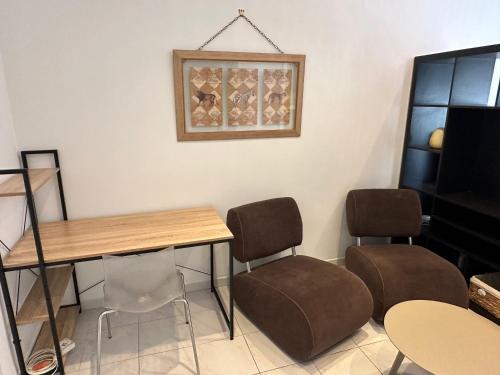 Cette chambre comprend une table, des chaises et un piano. dans l'établissement STUDIO REFAIT A NEUF CENTRE DE NICE, à Nice