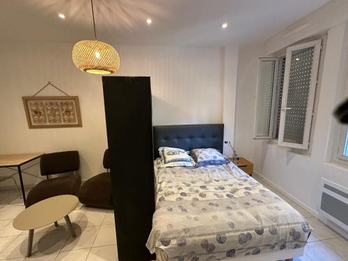 une chambre avec un lit, une table et une chaise dans l'établissement STUDIO REFAIT A NEUF CENTRE DE NICE, à Nice