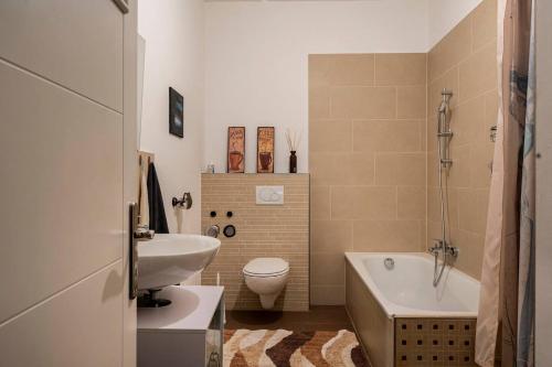 e bagno con lavandino, servizi igienici e vasca. di Comfortable room in central location ad Amburgo