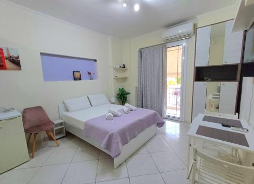 Posteľ alebo postele v izbe v ubytovaní Lefkada SunCentral Apartments