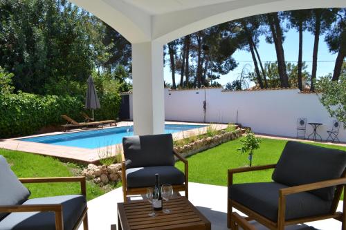 eine Terrasse mit Stühlen und einem Swimmingpool in der Unterkunft Gran Chalet con Piscina (8-10 pp) in L'Eliana