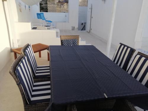 - une table et des chaises noires dans la chambre dans l'établissement Casa vacanze Nonna Lina - Trapani, à Trapani